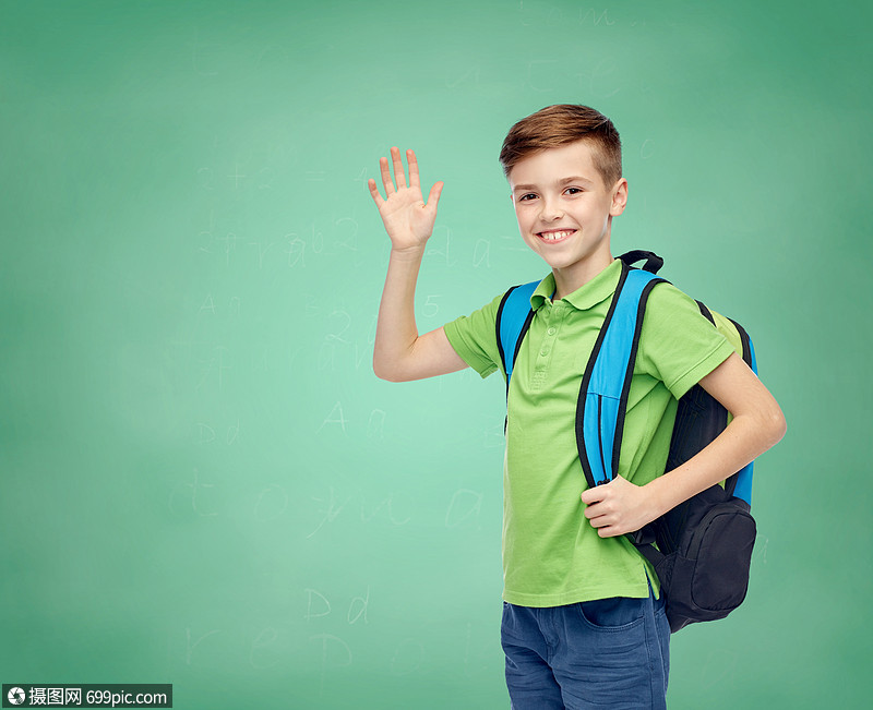 童,学校,教育,问候手势人的快乐的微笑学生男孩与书包挥动手绿色学校
