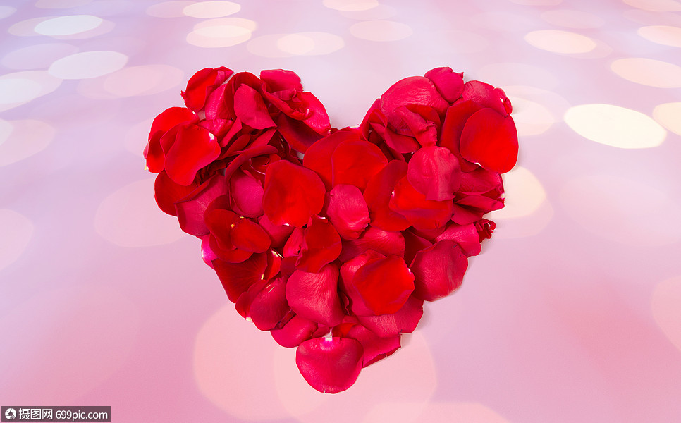 爱情,浪漫,情人节假期的红色玫瑰花瓣的心形粉红色背景感情机的