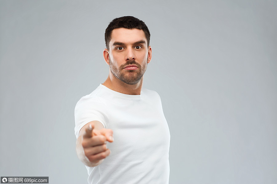 情感,手势人的愤怒的人指着你灰色的背景