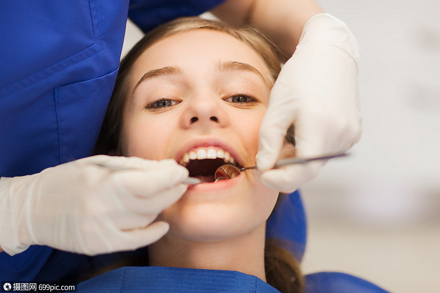 人,医学,口腔科保健快乐的女牙医与镜子检查病人女孩牙齿牙科诊所办公