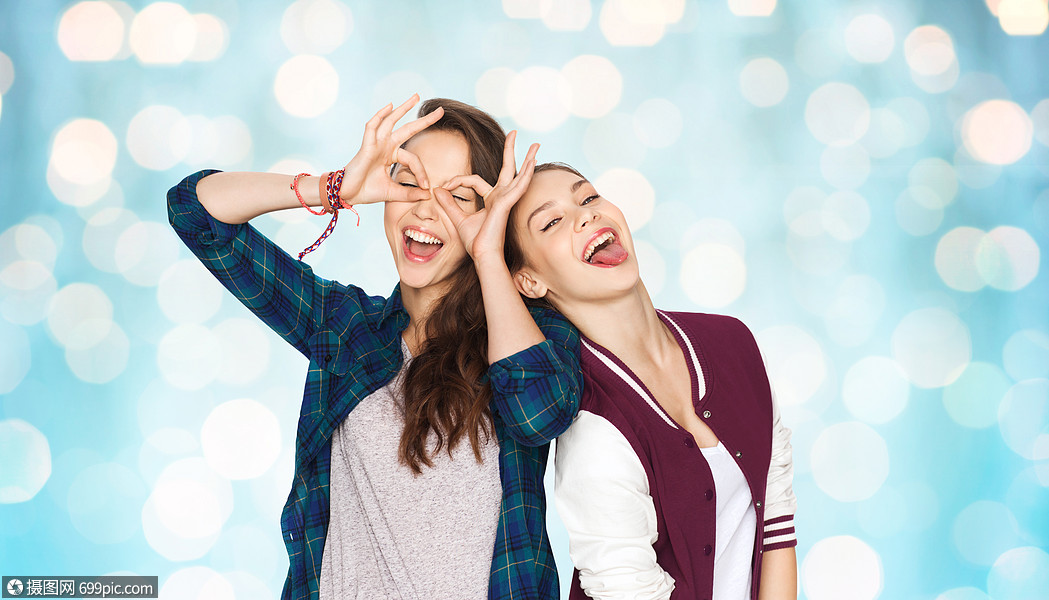 人,朋友,青少友谊的快乐的微笑,漂亮的十几岁的女孩玩得开心,蓝色的