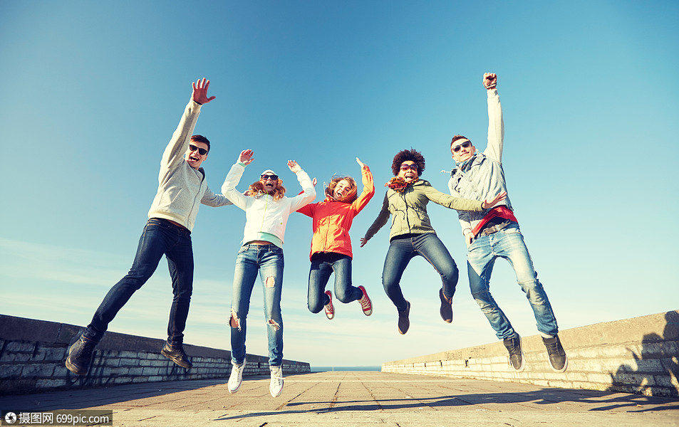 旅游,人,休闲青少的群快乐的朋友戴着太阳镜城市街道