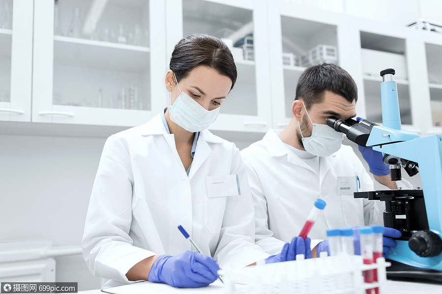 科学,化学,技术,生物学人的轻的科学家与试管显微镜临床实验室进行