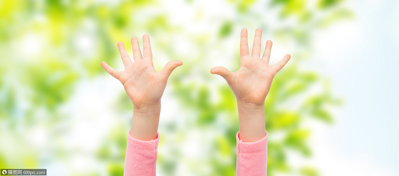 人,童,手势身体部位的靠近小孩子的手举绿色的自然背景