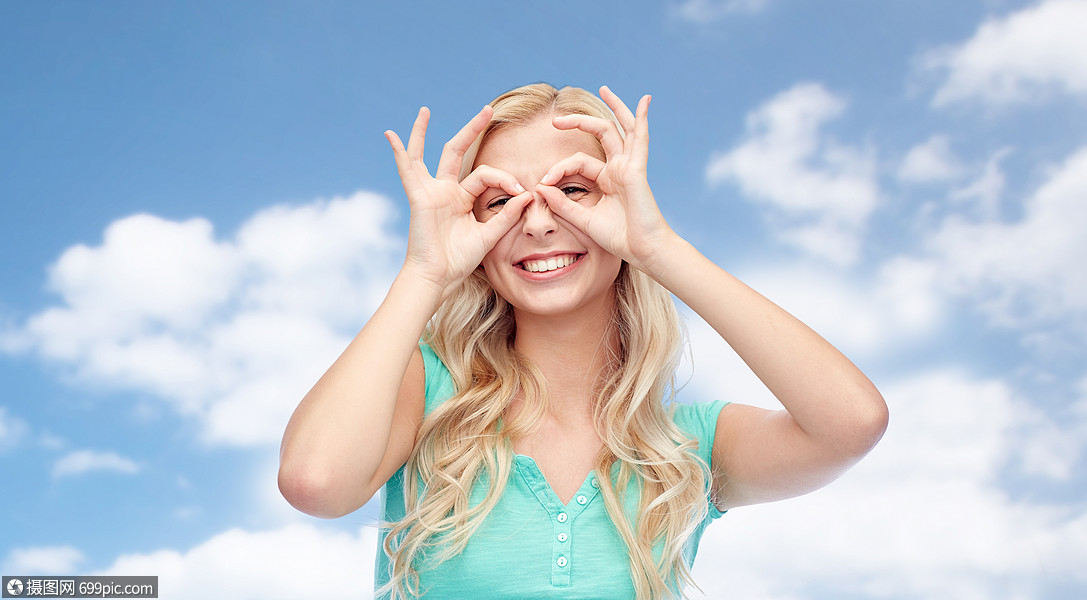 趣,情感,表情人的微笑的轻女人十几岁的女孩看着眼镜,手指蓝天云彩的