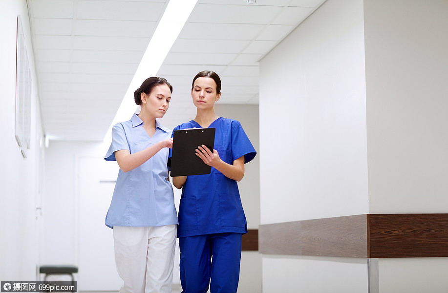 诊所,专业,人,保健医学两名医生护士与剪贴板沿着医院走廊行走