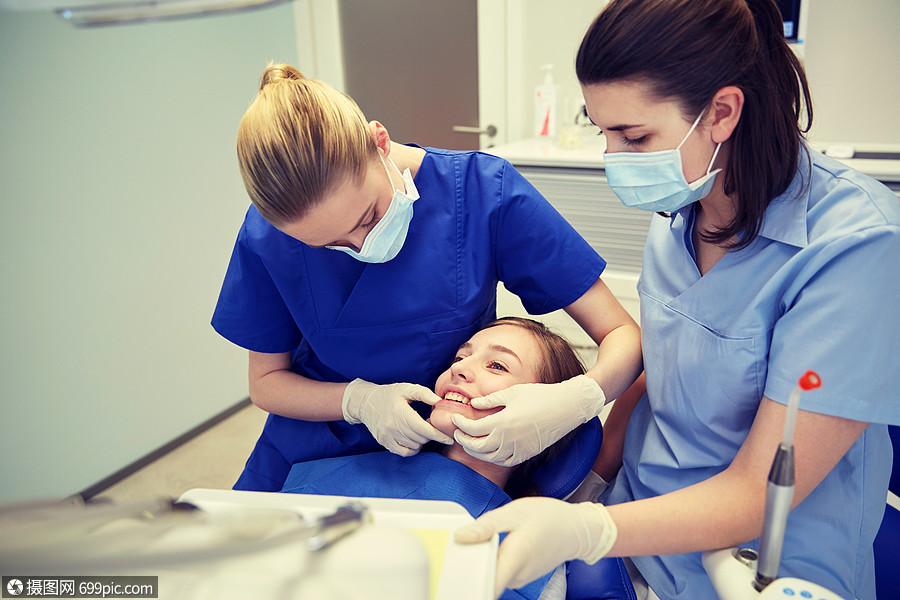人,医学,口腔科牙齿护理快乐的女牙医与助理检查病人女孩牙合牙牙科