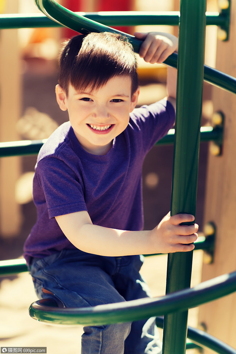 夏天,童,休闲人的快乐的小男孩儿童游乐场爬架