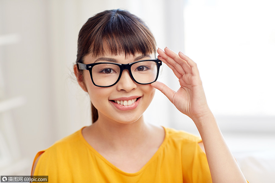 人,教育,视觉肖像快乐的亚洲轻妇女十几岁的学生女孩家里戴眼镜