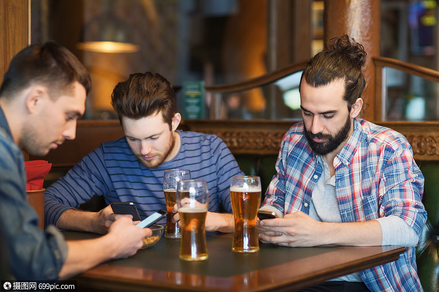 照片 外国人像 人,男人,休闲,友谊技术男朋友与智能手机酒吧酒吧喝