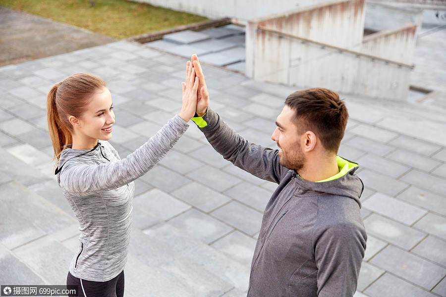 健身,运动,人手势微笑的夫妇城市街道上击掌训练重量