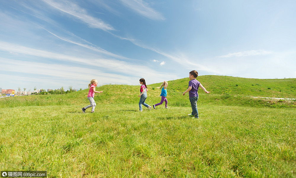 夏天,童,休闲人的群快乐的孩子玩标签游戏,户外绿色的田野上跑步