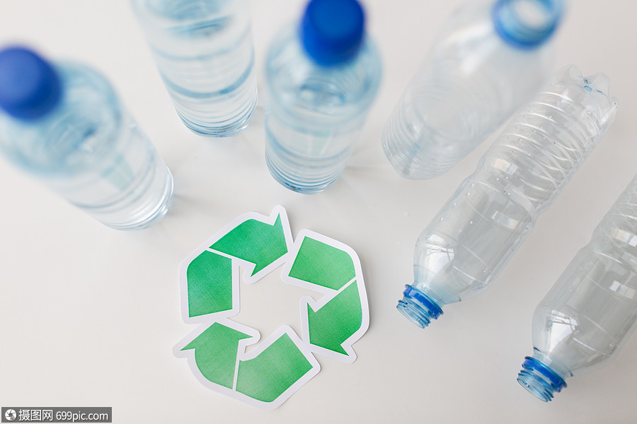 回收,再利用,垃圾处理,环境生态空塑料瓶与绿色回收符号桌子上