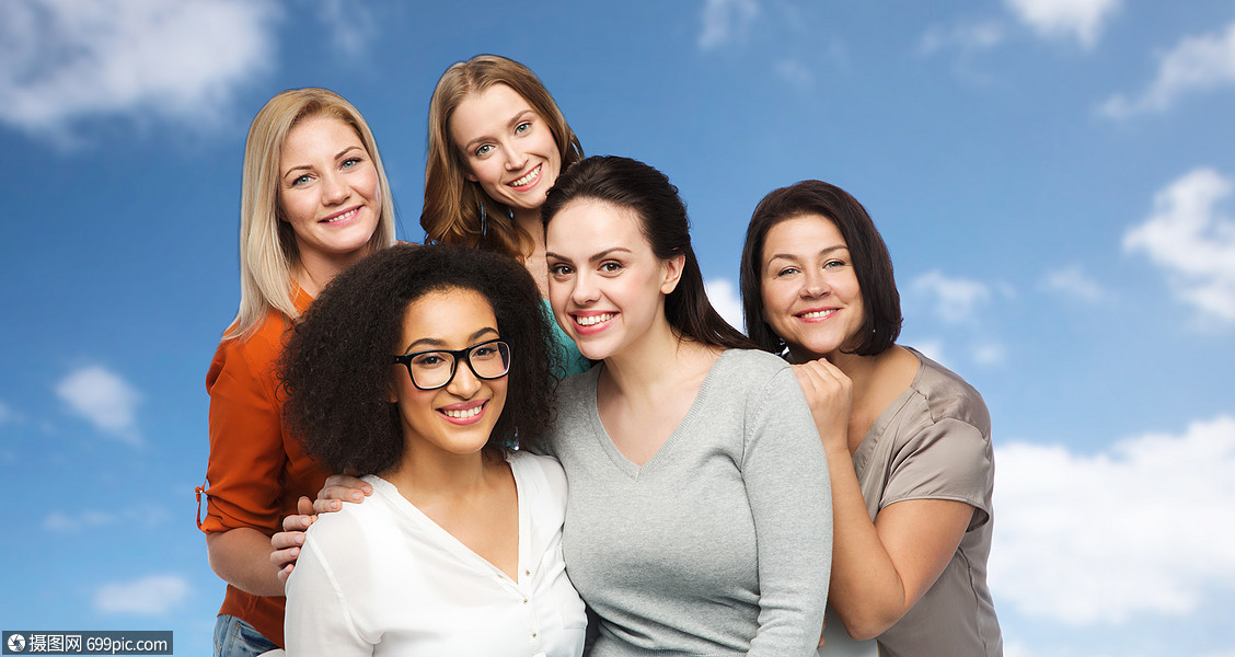 友谊,时尚,身体积极,多样化人的群快乐的同的女人穿着休闲服蓝天云彩