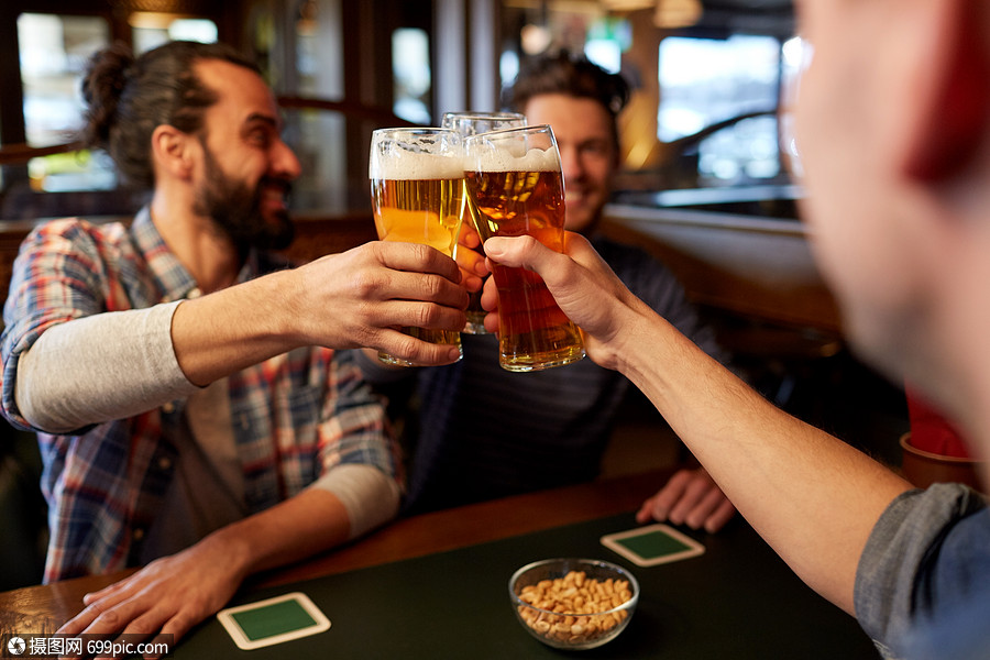 人,男人,休闲,友谊庆祝快乐的男朋友酒吧酒吧喝啤酒碰杯