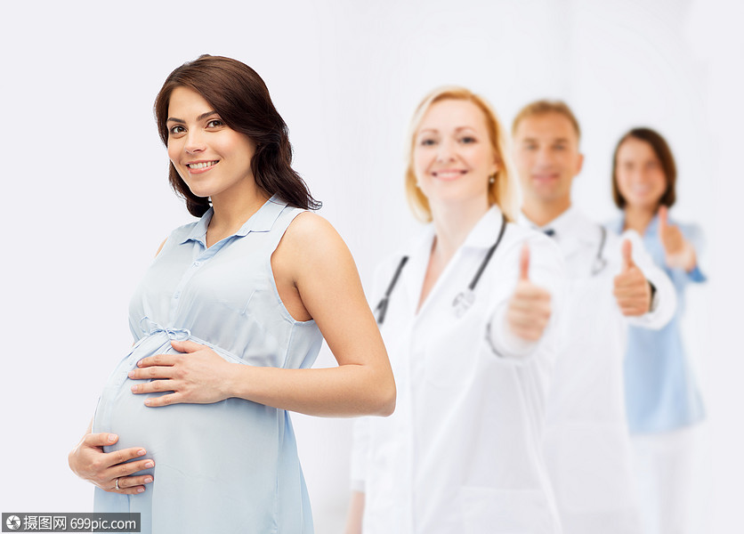 怀孕医疗医学人期望快乐的孕妇触摸她的大肚子超过群医生产科医生大