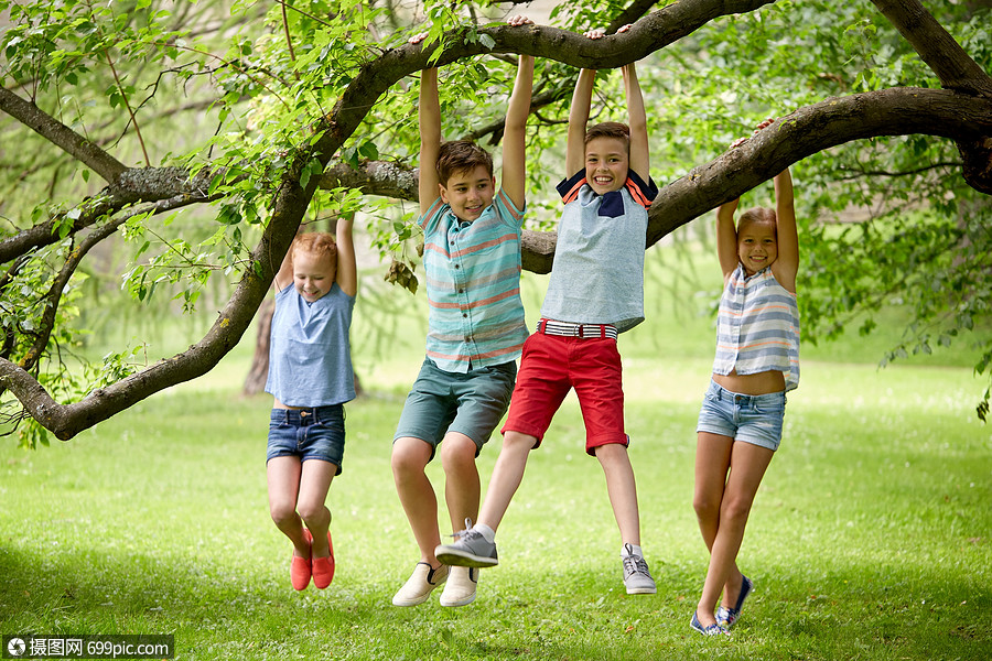 友谊,童,休闲人的群快乐的孩子朋友挂树上,夏天的公园里玩得很开心