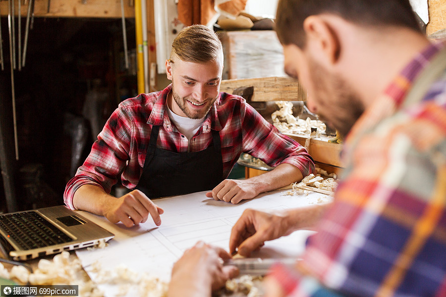 摄图网>照片>外国人像>专业,木工,木工人的两个木匠与笔记本电脑蓝图