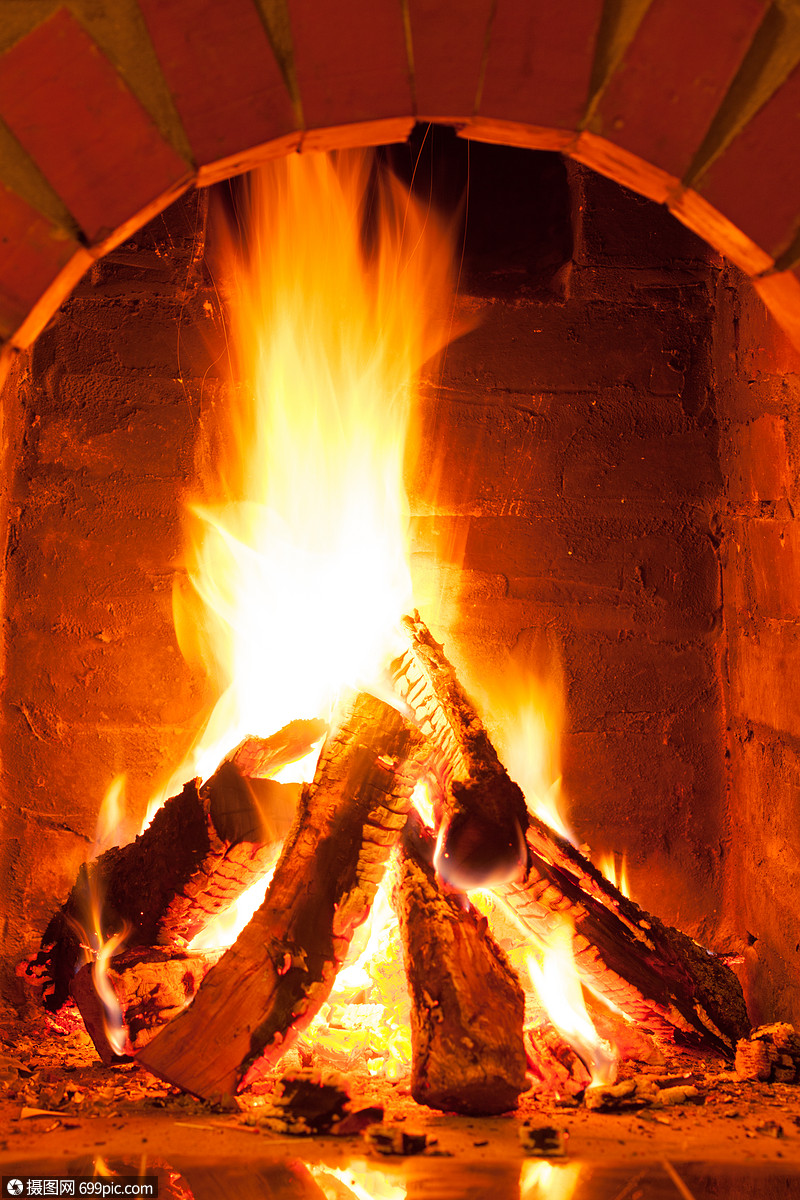 砖壁炉里烧火,关门室内火花