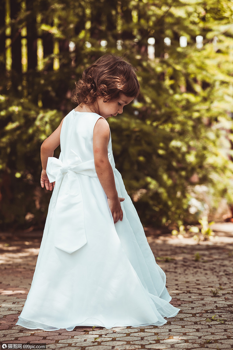 小女孩穿着华丽的衣服户外穿裙子的女孩