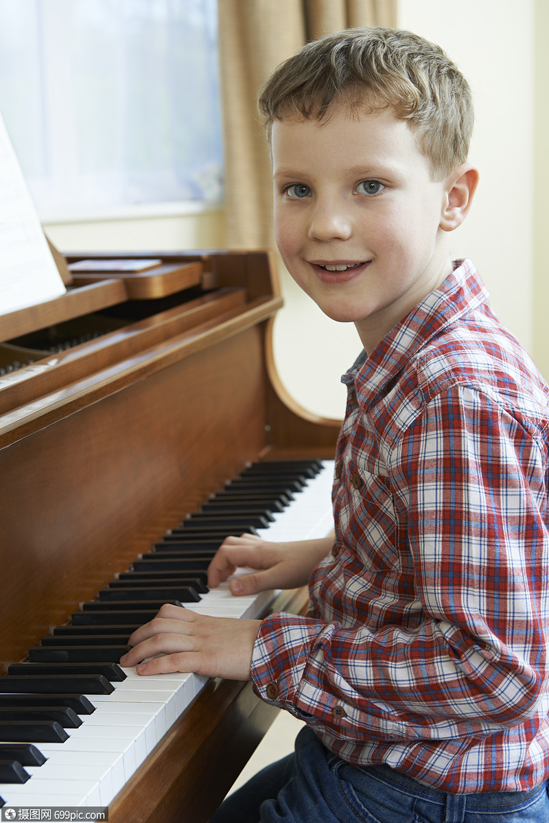 小男孩家弹钢琴的肖像