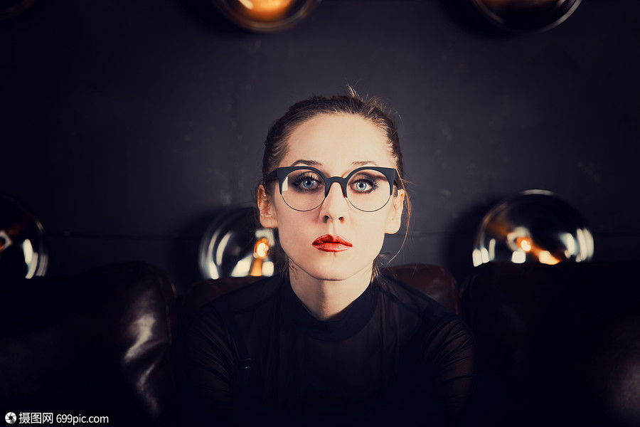 穿着眼镜的轻美丽悲伤女人的肖像嘴唇现代的