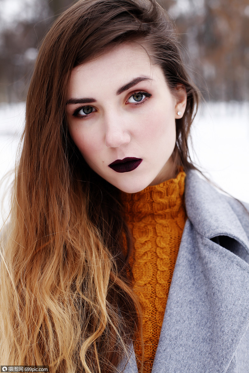 特写时尚肖像的诱人的女模特与豪华时尚化妆,深黑色嘴唇化妆,完美的