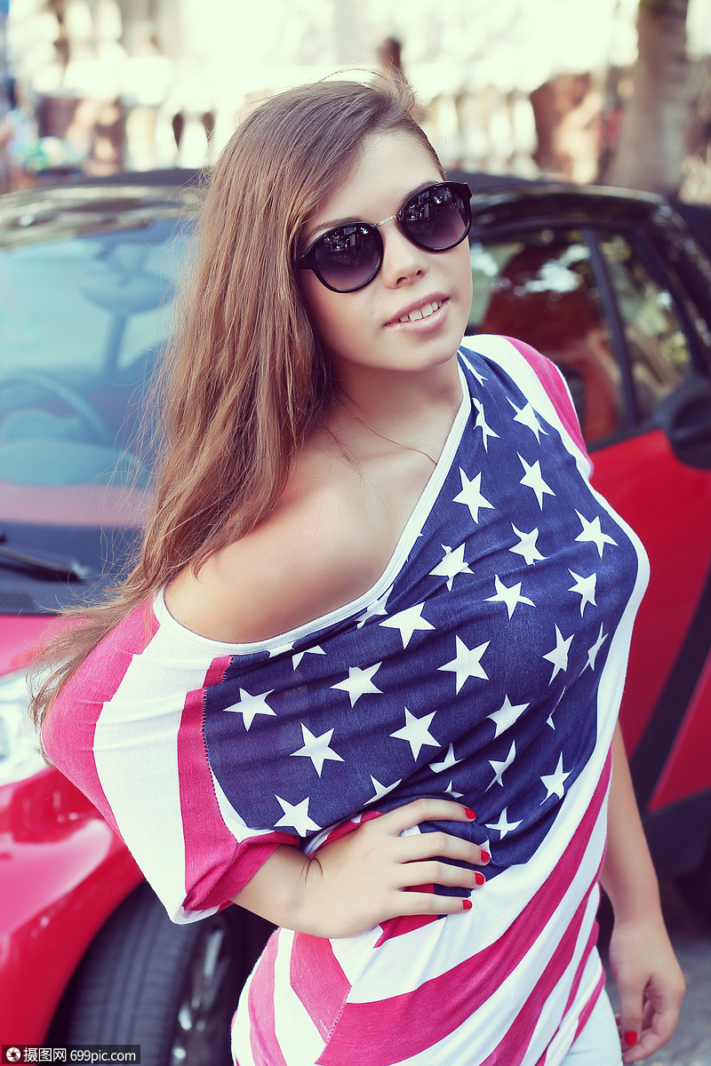 穿着美国t恤的漂亮美国女孩户外肖像