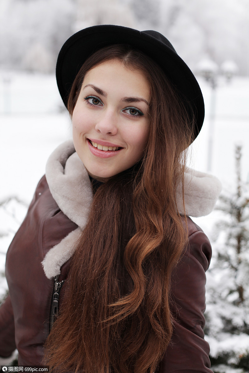 照片 外国人像 冬天个美丽的轻女人的肖像.jpg