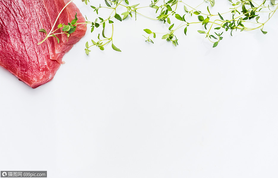 照片 餐饮美食 金鱼牛排与新鲜的绿色调味料白色桌子背景,顶部视图