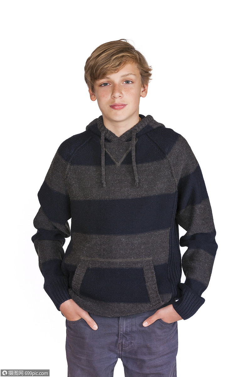 白色背景摄影棚的照片,个站立的男t恤金发男孩的孩子戴着头巾