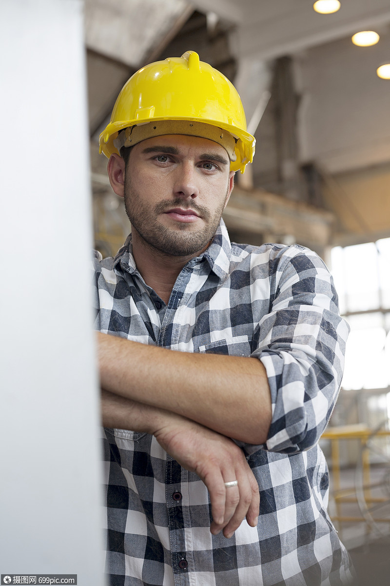 工业上自信的轻男工人的肖像