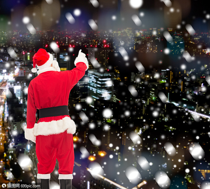 诞节,假日人的穿着诞老人服装的人背后指指点点的雪夜城市背景惊喜
