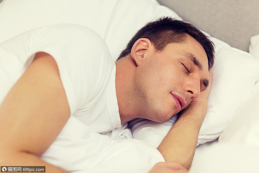 酒店,旅游幸福帅哥睡床上早晨睡觉