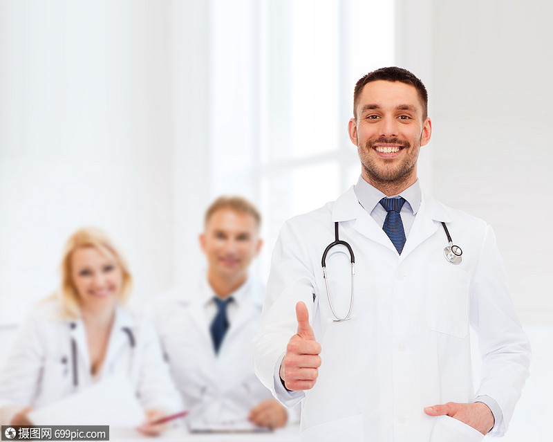 医疗保健职业医学微笑的男医生,听诊器拇指白色背景上