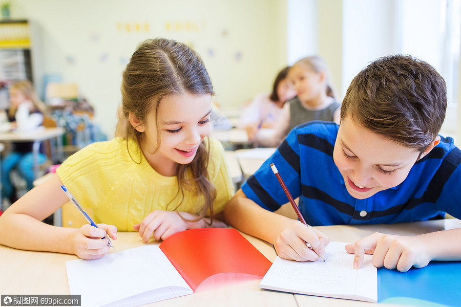 教育,小学,学人的群学校的孩子课堂上用钢笔笔记本写作测试学生等级