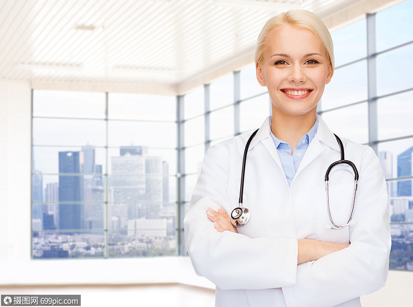 人,医学职业微笑的轻女医生诊所背景