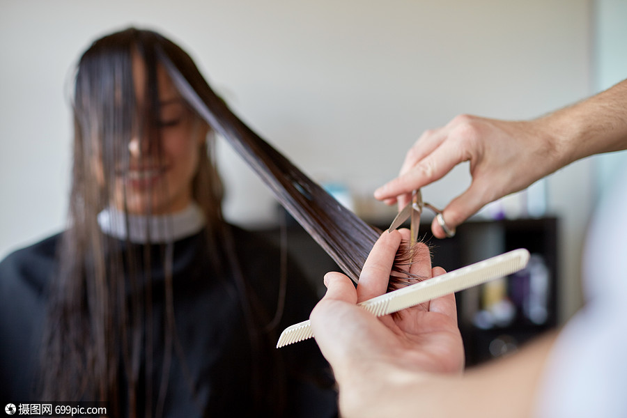 美容,发型人的快乐的轻女人理发师的手与剪刀梳子剪发提示沙龙工作室