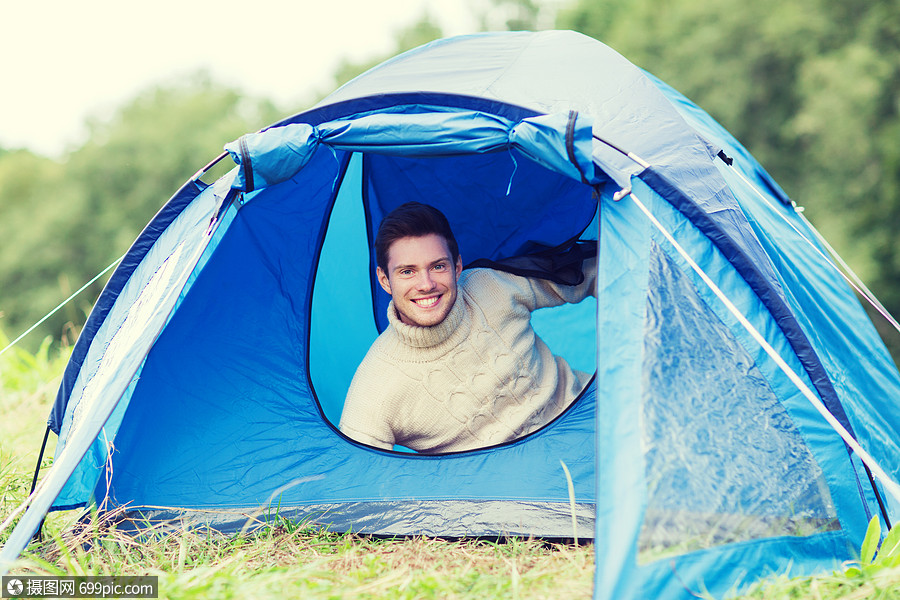 露营旅游徒步旅行人的微笑男游客帐篷