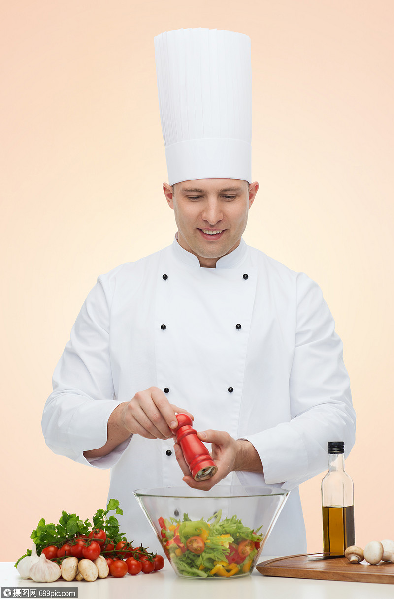 专业,素食,食品人的快乐的男厨师烹饪调味蔬菜沙拉米色背景烹调美食家