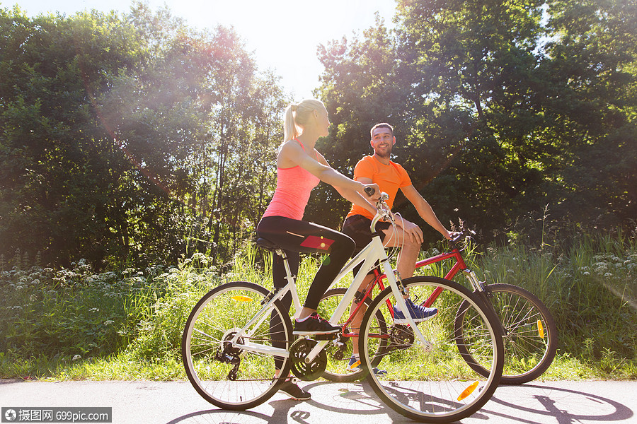 健身,运动,人健康的生活方式快乐的夫妇骑自行车户外夏季