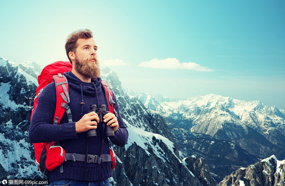 照片 外国人像 冒险,旅行,旅游,徒步旅行人的男人红色背包望远镜高山