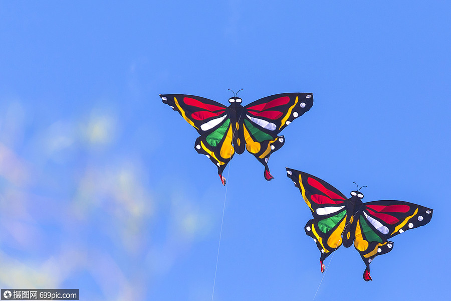 五颜六色的风筝蝴蝶蓝天上飞舞
