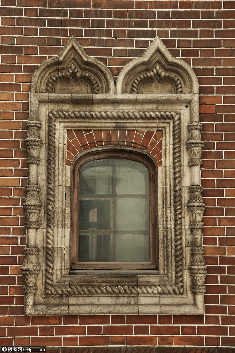 砖墙上装饰的窗户欧洲艺术