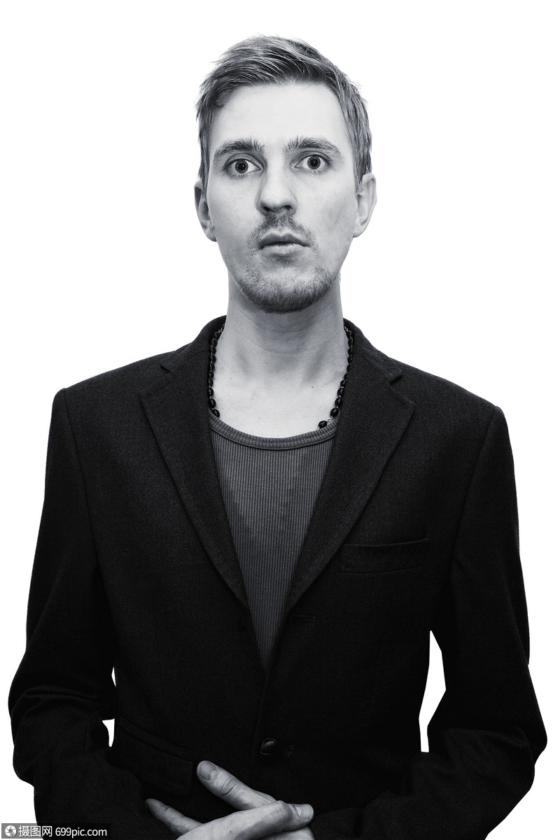 照片 外国人像 母亲节 穿着白色背景夹克的轻人的肖像.jpg