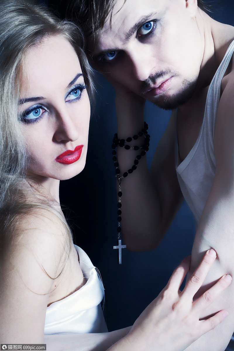 美丽的男人女人拥抱黑色的背景上