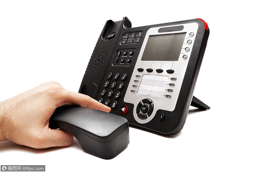 男士们用手拨白色背景上隔离的黑色电话上的号码键盘单的