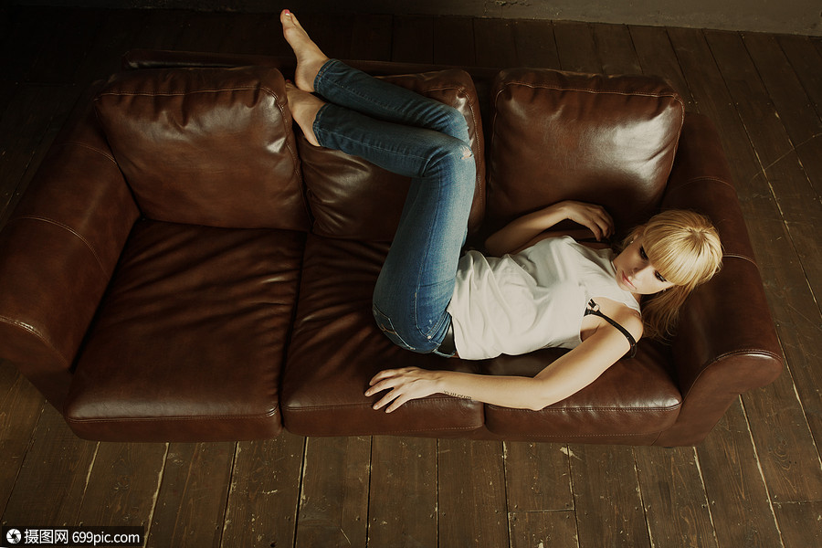 躺沙发上的漂亮轻女人的肖像摆姿势特写镜头