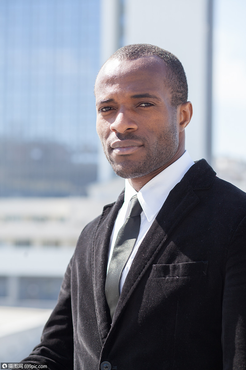 摩天大楼背景上的黑人商人肖像美国人房地产经纪人