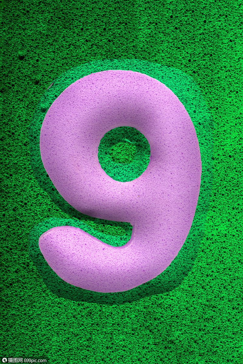 数字9紫色海绵样的纹理,提高了3d绿色背景9个库鲁弗尔